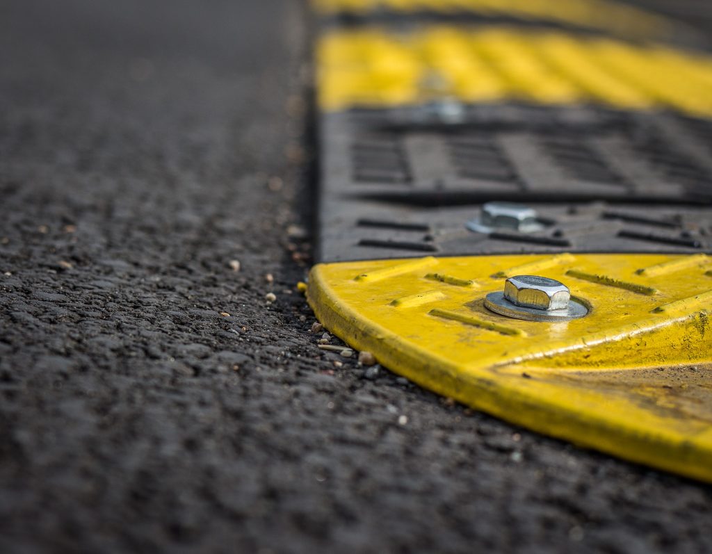 Les ralentisseurs rendent-ils les routes plus sûres ?